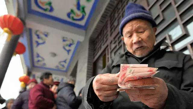 養老金能領(lǐng)多少錢(qián)？又一省公布養老金調整辦法，高齡退休人員有福了